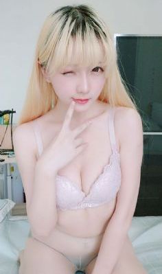 边亲边把手放衣服里发出声音