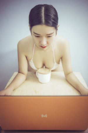 诱人的年轻的秘书bd